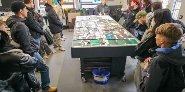 Betriebsleiter Lars Pick führte die Auszubildenden der Glasfachschule NRW durch die Glasmalereiwerkstatt Oidtmann.